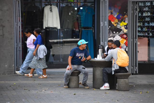 (260107) -- CARACAS, Jan. 7, 2026 (Xinhua) -- People have a rest at a commercial street in Caracas, Venezuela, Jan.7, 2026. (Photo by Marcos Salgado/Xinhua)