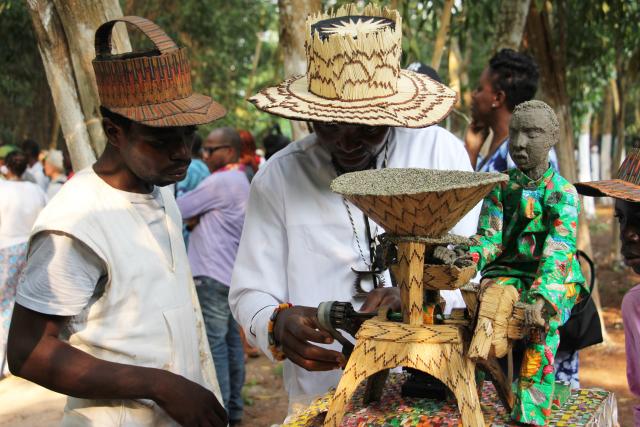 (260108) -- OUIDAH, Jan. 8, 2026 (Xinhua) -- Visitors view an artwork during the opening of an exhibition entitled "N.ART.UREL" in the Pahou Classified Forest, in Ouidah, Benin, on Jan. 7, 2026. The second edition of the group exhibition opened on Wednesday in the Pahou Classified Forest on the outskirts of Ouidah, a historic cultural city in Benin. Themed on "The Muses of the Forest," the exhibition brings together around 30 artists, showcasing a wide range of art forms including sculpture, installation and painting. (Photo by Seraphin Zounyekpe/Xinhua)