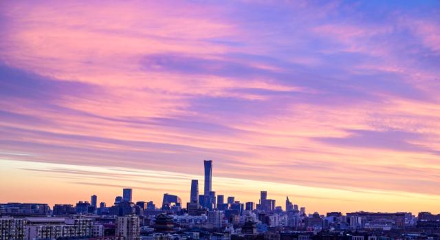 (260108) -- BEIJING, Jan. 8, 2026 (Xinhua) -- This photo taken on Jan. 7, 2026 shows the skyline in the morning glow in Beijing, capital of China. (Xinhua/Chen Yehua)