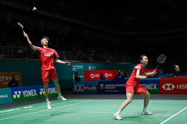 (260108) -- KUALA LUMPUR, Jan. 8, 2026 (Xinhua) - Jiang Zhenbang (L)/Wei Yaxin of China compete during the mixed doubles round of 16 match against Phuwanat Horbanluekit/Benyapa Aimsaard of Thailand at the Malaysia Open 2026 badminton tournament in Kuala Lumpur, Malaysia, Jan. 8, 2026. (Photo by Chong Voon Chung/Xinhua)