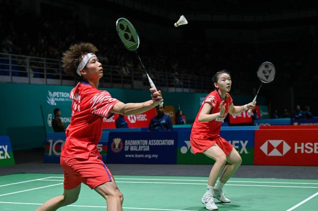 (260108) -- KUALA LUMPUR, Jan. 8, 2026 (Xinhua) - Jiang Zhenbang (L)/Wei Yaxin of China compete during the mixed doubles round of 16 match against Phuwanat Horbanluekit/Benyapa Aimsaard of Thailand at the Malaysia Open 2026 badminton tournament in Kuala Lumpur, Malaysia, Jan. 8, 2026. (Photo by Chong Voon Chung/Xinhua)
