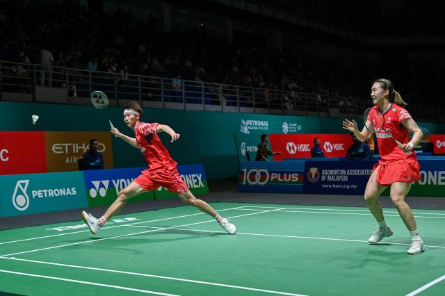 (260108) -- KUALA LUMPUR, Jan. 8, 2026 (Xinhua) - Jiang Zhenbang (L)/Wei Yaxin of China compete during the mixed doubles round of 16 match against Phuwanat Horbanluekit/Benyapa Aimsaard of Thailand at the Malaysia Open 2026 badminton tournament in Kuala Lumpur, Malaysia, Jan. 8, 2026. (Photo by Chong Voon Chung/Xinhua)