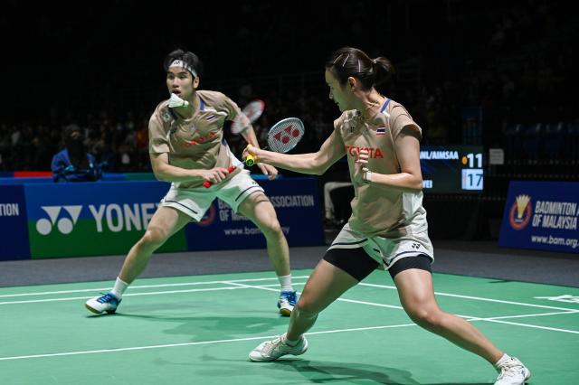 (260108) -- KUALA LUMPUR, Jan. 8, 2026 (Xinhua) - Phuwanat Horbanluekit/Benyapa Aimsaard (R) of Thailand compete during the mixed doubles round of 16 match against Jiang Zhenbang/Wei Yaxin of China at the Malaysia Open 2026 badminton tournament in Kuala Lumpur, Malaysia, Jan. 8, 2026. (Photo by Chong Voon Chung/Xinhua)