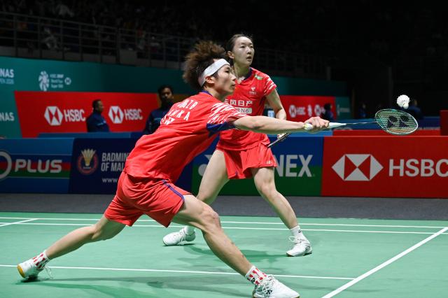 (260108) -- KUALA LUMPUR, Jan. 8, 2026 (Xinhua) - Jiang Zhenbang (front)/Wei Yaxin of China compete during the mixed doubles round of 16 match against Phuwanat Horbanluekit/Benyapa Aimsaard of Thailand at the Malaysia Open 2026 badminton tournament in Kuala Lumpur, Malaysia, Jan. 8, 2026. (Photo by Chong Voon Chung/Xinhua)