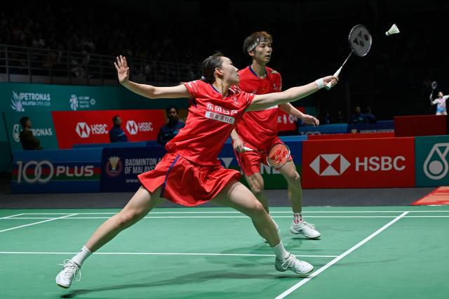 (260108) -- KUALA LUMPUR, Jan. 8, 2026 (Xinhua) - Jiang Zhenbang/Wei Yaxin (front) of China compete during the mixed doubles round of 16 match against Phuwanat Horbanluekit/Benyapa Aimsaard of Thailand at the Malaysia Open 2026 badminton tournament in Kuala Lumpur, Malaysia, Jan. 8, 2026. (Photo by Chong Voon Chung/Xinhua)