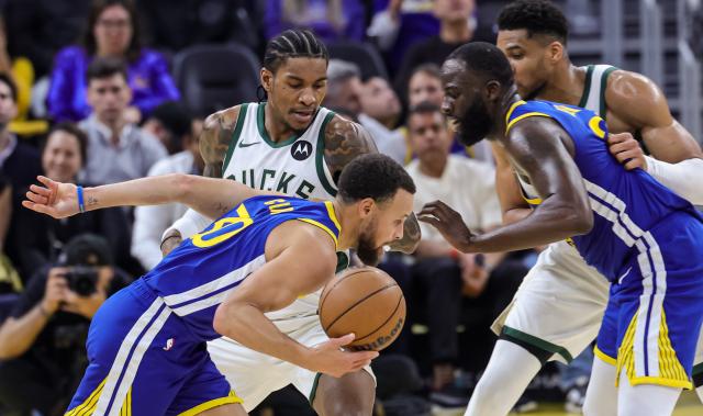 (260108) -- SAN FRANCISCO, Jan. 8, 2026 (Xinhua) -- Golden State Warriors' Stephen Curry (front) competes during the 2025-2026 NBA regular season basketball game between Golden State Warriors and Milwaukee Bucks in San Francisco, the United States, Jan. 7, 2026. (Photo by Arthur Dong/Xinhua)