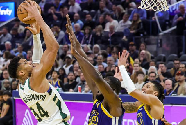 (260108) -- SAN FRANCISCO, Jan. 8, 2026 (Xinhua) -- Milwaukee Bucks' Giannis Antetokounmpo (L) goes for a layup during the 2025-2026 NBA regular season basketball game between Golden State Warriors and Milwaukee Bucks in San Francisco, the United States, Jan. 7, 2026. (Photo by Arthur Dong/Xinhua)