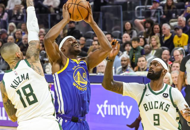 (260108) -- SAN FRANCISCO, Jan. 8, 2026 (Xinhua) -- Golden State Warriors' Jimmy Butler III (C) goes for a layup during the 2025-2026 NBA regular season basketball game between Golden State Warriors and Milwaukee Bucks in San Francisco, the United States, Jan. 7, 2026. (Photo by Arthur Dong/Xinhua)