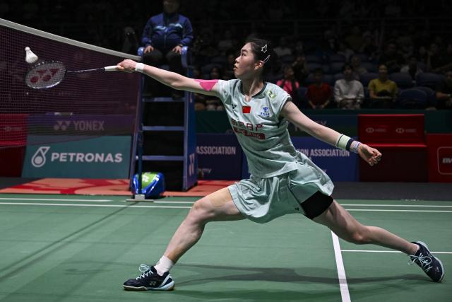 (260108) -- KUALA LUMPUR, Jan. 8, 2026 (Xinhua) -- Gao Fangjie of China hits a return during the women's singles round of 16 match against Yamaguchi Akane of Japan at the Malaysia Open 2026 badminton tournament in Kuala Lumpur, Malaysia, Jan. 8, 2026. (Xinhua/Cheng Yiheng)