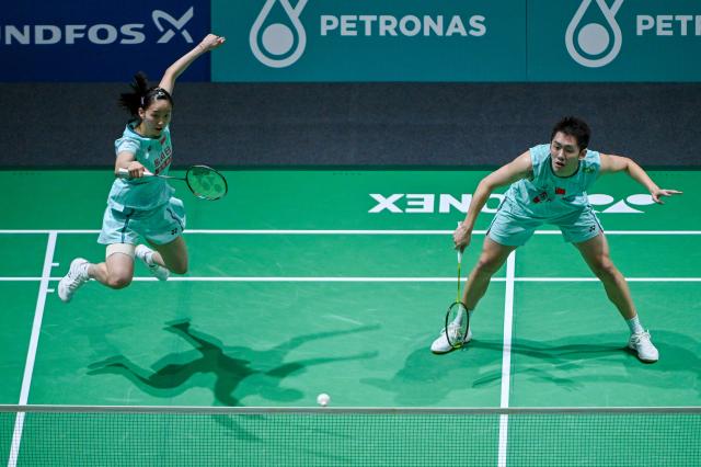 (260108) -- KUALA LUMPUR, Jan. 8, 2026 (Xinhua) -- Cheng Xing/Zhang Chi (L) of China compete during the mixed doubles round of 16 match against Feng Yanzhe/Huang Dongping of China at the Malaysia Open 2026 badminton tournament in Kuala Lumpur, Malaysia, Jan. 8, 2026. (Photo by Chong Voon Chung/Xinhua)