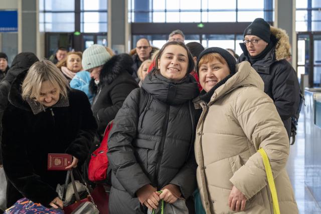(260108) -- HARBIN, Jan. 8, 2026 (Xinhua) -- Tourists are pictured at a joint inspection hall of the Suifenhe highway port, in Suifenhe City, northeast China's Heilongjiang Province, on Jan. 8, 2026.
  China announced on Sept. 2, 2025 a one-year trial of a 30-day visa-free policy for Russian nationals holding ordinary passports, which took effect on Sept. 15, 2025, while Russian President Vladimir Putin signed a decree on Dec. 1, 2025 allowing Chinese nationals to enter Russia visa-free for tourism or business purposes for a period not exceeding 30 days until Sept. 14, 2026. 
  Upon the mutual visa exemption implementation, cross-border tourism has thrived between China and Russia. Statistics show that from Jan. 1 to Jan. 7 of 2026, the number of foreign tourists entering and leaving Suifenhe port reached 10,007, registering an increase of 83 percent year on year. (Xinhua/Zhang Tao)