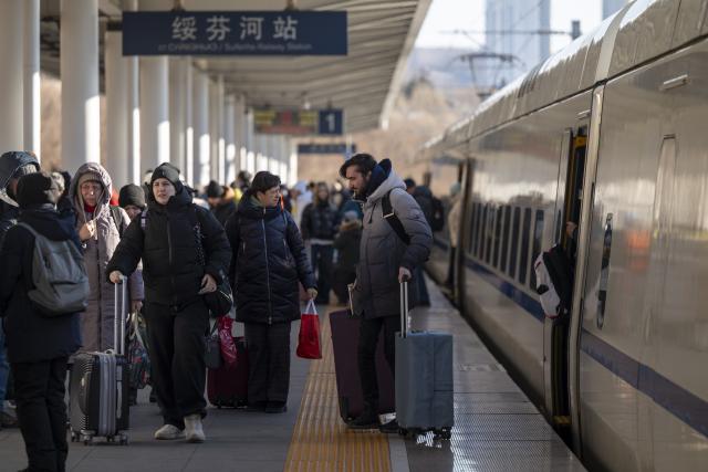 (260108) -- HARBIN, Jan. 8, 2026 (Xinhua) -- Tourists get off from a train at the platform of Suifenhe Railway Station in Suifenhe City, northeast China's Heilongjiang Province, on Jan. 8, 2026.
  China announced on Sept. 2, 2025 a one-year trial of a 30-day visa-free policy for Russian nationals holding ordinary passports, which took effect on Sept. 15, 2025, while Russian President Vladimir Putin signed a decree on Dec. 1, 2025 allowing Chinese nationals to enter Russia visa-free for tourism or business purposes for a period not exceeding 30 days until Sept. 14, 2026. 
  Upon the mutual visa exemption implementation, cross-border tourism has thrived between China and Russia. Statistics show that from Jan. 1 to Jan. 7 of 2026, the number of foreign tourists entering and leaving Suifenhe port reached 10,007, registering an increase of 83 percent year on year. (Xinhua/Zhang Tao)