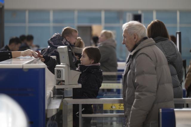 (260108) -- HARBIN, Jan. 8, 2026 (Xinhua) -- Inbound passengers go through customs at a joint inspection hall of the Suifenhe highway port, in Suifenhe City, northeast China's Heilongjiang Province, on Jan. 8, 2026.
  China announced on Sept. 2, 2025 a one-year trial of a 30-day visa-free policy for Russian nationals holding ordinary passports, which took effect on Sept. 15, 2025, while Russian President Vladimir Putin signed a decree on Dec. 1, 2025 allowing Chinese nationals to enter Russia visa-free for tourism or business purposes for a period not exceeding 30 days until Sept. 14, 2026. 
  Upon the mutual visa exemption implementation, cross-border tourism has thrived between China and Russia. Statistics show that from Jan. 1 to Jan. 7 of 2026, the number of foreign tourists entering and leaving Suifenhe port reached 10,007, registering an increase of 83 percent year on year. (Xinhua/Zhang Tao)