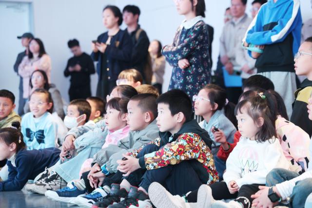 (260108) -- TAIYUAN, Jan. 8, 2026 (Xinhua) -- Children listen to an engineer explaining the equipment at Taiyuan Heavy Machinery Group Co., Ltd. in Taiyuan in north China's Shanxi Province, on April 19, 2025. In recent years, factory tours have become a popular addition to the already thriving study tours that Chinese parents are eager to send their children on to broaden their horizons. While earlier tours primarily focused on culture, tourism, and fitness, factory tours have gained popularity driven by China's shift toward high-end, smart, and green manufacturing.
   TO GO WITH "China Focus: Classrooms on factory floor: inside China's factory tour boom" (Xinhua)
