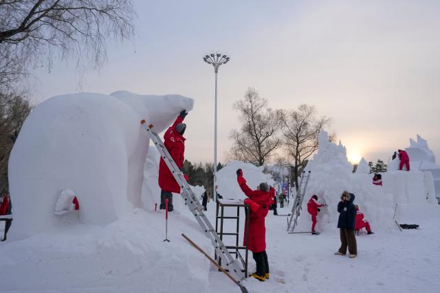(260108) -- HARBIN, Jan. 8, 2026 (Xinhua) -- Contestants work on a snow sculpture at the Sun Island International Snow Sculpture Art Expo in Harbin, northeast China's Heilongjiang Province, Jan. 8, 2026. The 28th Harbin international snow sculpture competition kicked off here on Tuesday, attracting 25 teams of snow sculptors from 13 countries. (Xinhua/Wang Jianwei)