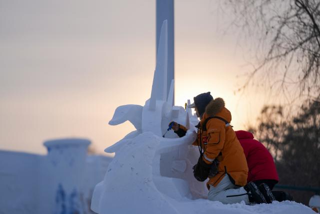 (260108) -- HARBIN, Jan. 8, 2026 (Xinhua) -- Contestants work on a snow sculpture at the Sun Island International Snow Sculpture Art Expo in Harbin, northeast China's Heilongjiang Province, Jan. 8, 2026. The 28th Harbin international snow sculpture competition kicked off here on Tuesday, attracting 25 teams of snow sculptors from 13 countries. (Xinhua/Wang Jianwei)