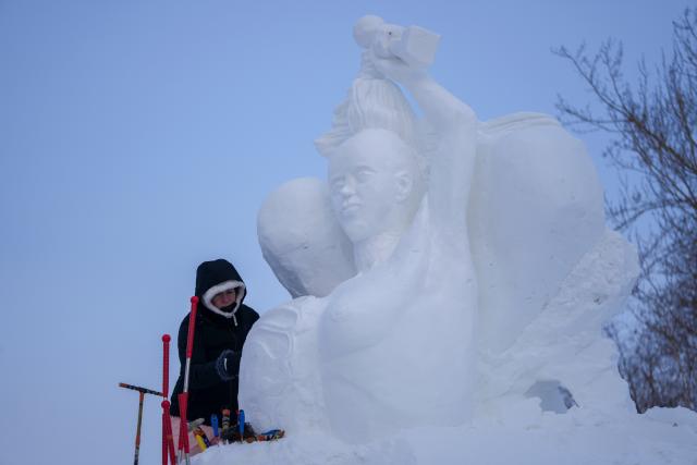 (260108) -- HARBIN, Jan. 8, 2026 (Xinhua) -- A contestant works on a snow sculpture at the Sun Island International Snow Sculpture Art Expo in Harbin, northeast China's Heilongjiang Province, Jan. 8, 2026. The 28th Harbin international snow sculpture competition kicked off here on Tuesday, attracting 25 teams of snow sculptors from 13 countries. (Xinhua/Wang Jianwei)