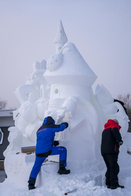 (260108) -- HARBIN, Jan. 8, 2026 (Xinhua) -- Contestants work on a snow sculpture at the Sun Island International Snow Sculpture Art Expo in Harbin, northeast China's Heilongjiang Province, Jan. 8, 2026. The 28th Harbin international snow sculpture competition kicked off here on Tuesday, attracting 25 teams of snow sculptors from 13 countries. (Xinhua/Wang Jianwei)