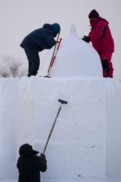 (260108) -- HARBIN, Jan. 8, 2026 (Xinhua) -- Contestants work on a snow sculpture at the Sun Island International Snow Sculpture Art Expo in Harbin, northeast China's Heilongjiang Province, Jan. 8, 2026. The 28th Harbin international snow sculpture competition kicked off here on Tuesday, attracting 25 teams of snow sculptors from 13 countries. (Xinhua/Wang Jianwei)