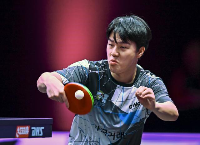 (260108) -- DOHA, Jan. 8, 2026 (Xinhua) -- An Jaehyun of South Korea hits a return during the men's singles Round of 32 match against Zhou Qihao of China at the WTT Champions Doha 2026 in Doha, Qatar, Jan. 8, 2026. (Photo by Nikku/Xinhua)