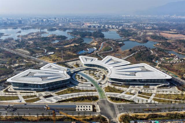 (260108) -- JINHUA, Jan. 8, 2026 (Xinhua) -- An aerial drone photo taken on Jan. 8, 2026 shows the Yundie center, a landmark building at the Jinyi Lake sci-tech hub, in Jindong District of Jinhua City, east China's Zhejiang Province. In recent years, Jindong District of Jinhua City has developed the cultural and tourism industry by leveraging its cultural, sports and music resources, creating new consumption scenarios for tourism with distinctive features, including sports parks, camping bases, old rural streets and ceramic art galleries. (Xinhua/Xu Yu)