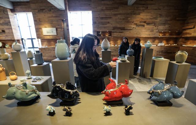 (260108) -- JINHUA, Jan. 8, 2026 (Xinhua) -- People visit a museum of ancient Wuzhou kiln pottery in Jindong District of Jinhua City, east China's Zhejiang Province, on Jan. 8, 2026. In recent years, Jindong District of Jinhua City has developed the cultural and tourism industry by leveraging its cultural, sports and music resources, creating new consumption scenarios for tourism with distinctive features, including sports parks, camping bases, old rural streets and ceramic art galleries. (Xinhua/Xu Yu)
