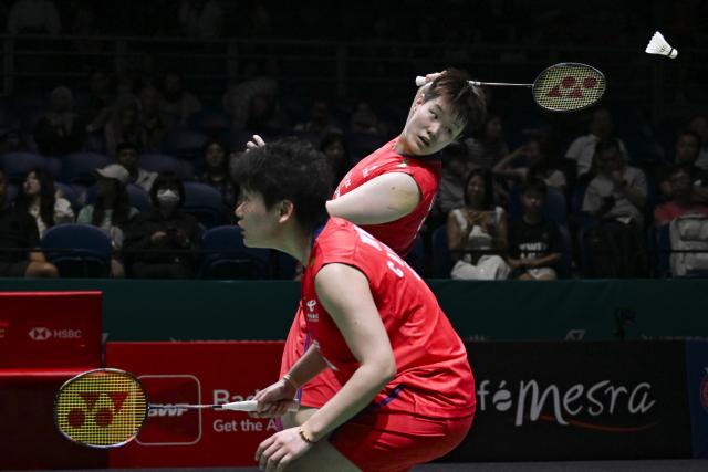 (260108) -- KUALA LUMPUR, Jan. 8, 2026 (Xinhua) -- Liu Shengshu (back)/Tan Ning of China compete during the women's doubles round of 16 match against Hirokami Rui/Hobara Sayaka of Japan at the Malaysia Open 2026 badminton tournament in Kuala Lumpur, Malaysia, Jan. 8, 2026. (Xinhua/Cheng Yiheng)