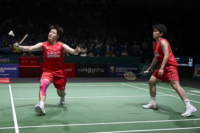 (260108) -- KUALA LUMPUR, Jan. 8, 2026 (Xinhua) -- Liu Shengshu (L)/Tan Ning of China compete during the women's doubles round of 16 match against Hirokami Rui/Hobara Sayaka of Japan at the Malaysia Open 2026 badminton tournament in Kuala Lumpur, Malaysia, Jan. 8, 2026. (Xinhua/Cheng Yiheng)