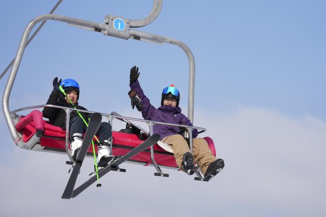 (260108) -- SHUOZHOU, Jan. 8, 2026 (Xinhua) -- Tourists take a ski lift at the Guangwu international ski resort in Shanyin County of Shuozhou, north China's Shanxi Province, Jan. 7, 2026. Shanyin County has been leveraging its geographical advantage to develop ice and snow-themed tourism, which is now a new driver for the local economy. (Xinhua/Yang Chenguang)