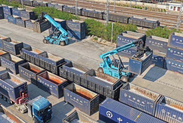 (260108) -- NANNING, Jan. 8, 2026 (Xinhua) -- A drone photo taken on Jan. 8, 2026 shows the Nanning International Railway Port in Nanning, south China's Guangxi Zhuang Autonomous Region. China's New International Land-Sea Trade Corridor rail service handled a record 1.425 million twenty-foot equivalent units (TEUs) of cargo in 2025, marking a 47.6 percent increase and surpassing the one-million-TEU milestone for the first time, China Railway Nanning Group said on Tuesday. (Xinhua/Zhou Hua)