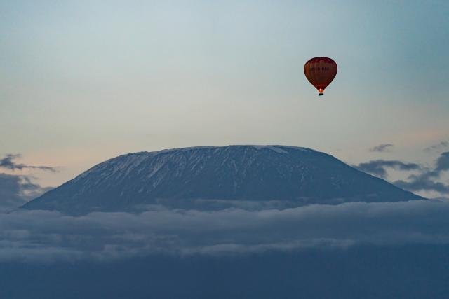 (260108) -- KAJIADO, Jan. 8, 2026 (Xinhua) -- Tourists take a hot air balloon ride at the Amboseli National Park in Kenya, Jan. 8, 2026. Amboseli National Park is one of Kenya's premier vacation destinations and a world-renowned tourist spot. The park is located at the border between Kenya and Tanzania and sits at the foot of Africa's highest mountain, Mount Kilimanjaro. (Xinhua/Xie Jianfei)