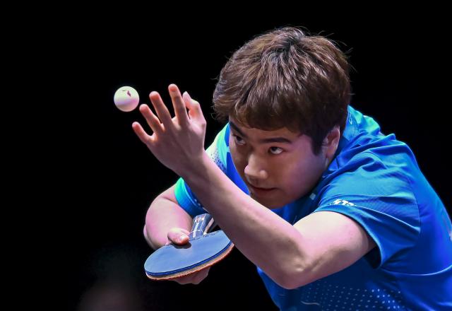 (260108) -- DOHA, Jan. 8, 2026 (Xinhua) -- Liang Jingkun of China serves during the men's singles Round of 32 match against Quadri Aruna of Nigeria at the WTT Champions Doha 2026 in Doha, Qatar, Jan. 8, 2026. (Photo by Nikku/Xinhua)