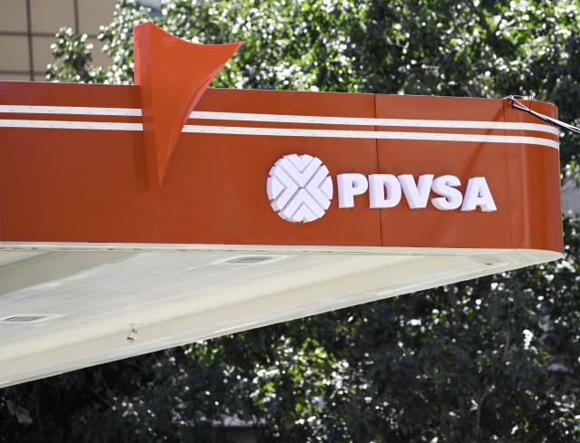 (260108) -- CARACAS, Jan. 8, 2026 (Xinhua) -- Photo taken on Jan. 8, 2026, shows the the Petroleums of Venezuela, S.A. logo at a gas station in Caracas, Venezuela, Jan. 8, 2026. (Xinhua/Ding Hongfa)