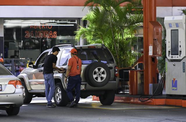 (260108) -- CARACAS, Jan. 8, 2026 (Xinhua) -- A man buys gasoline at a gas station belonging to the Petroleums of Venezuela, S.A., in Caracas, Venezuela, Jan. 8, 2026. (Xinhua/Ding Hongfa)