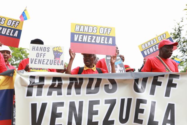 (260108) -- PRETORIA, Jan. 8, 2026 (Xinhua) -- People take part in a protest opposing U.S. attack on Venezuela in front of the U.S. embassy in Pretoria, South Africa, Jan. 8, 2026. (Xinhua/Chen Wei)