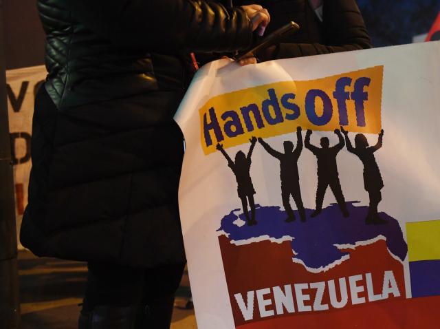 (260108) -- VIENNA, Jan. 8, 2026 (Xinhua) -- People take part in a protest opposing U.S. attack on Venezuela in Vienna, Austria, Jan. 8, 2026. (Xinhua/He Canling)