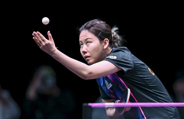 (260109) -- DOHA, Jan. 9, 2026 (Xinhua) -- Chen Xingtong of China serves during the women's singles round of 32 match against Lily Zhang of the United States at the WTT Champions Doha 2026 in Doha, Qatar, on Jan. 8, 2026. (Photo by Nikku/Xinhua)