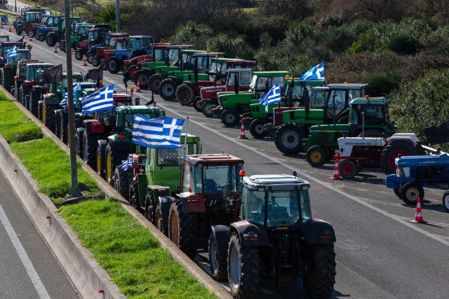 (260109) -- THIVA, Jan. 9, 2026 (Xinhua) -- Farmers and tractors block a highway during a protest in Thiva, about 70 kilometers north of Athens, Greece, Jan. 8, 2026.
  Greek farmers on Thursday expressed cautious optimism toward a renewed government invitation for talks with Prime Minister Kyriakos Mitsotakis, as nationwide protests and road blockades entered a new phase.
  TO GO WITH "Greek farmers open to dialogue as nationwide protests continue" (Xinhua/Marios Lolos)