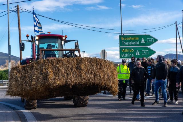 (260109) -- THIVA, Jan. 9, 2026 (Xinhua) -- Farmers block a highway during a protest in Thiva, about 70 kilometers north of Athens, Greece, Jan. 8, 2026.
  Greek farmers on Thursday expressed cautious optimism toward a renewed government invitation for talks with Prime Minister Kyriakos Mitsotakis, as nationwide protests and road blockades entered a new phase.
  TO GO WITH "Greek farmers open to dialogue as nationwide protests continue" (Xinhua/Marios Lolos)