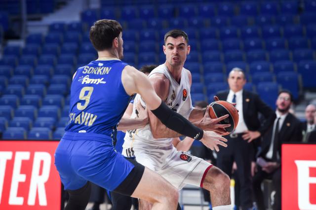 (260109) -- MADRID, Jan. 9, 2026 (Xinhua) -- Real Madrid's Alberto Abalde (R) vies with Maccabi Rapyd Tel Aviv's Roman Sorkin during the Euroleague basket game between Real Madrid and Maccabi Rapyd Tel Aviv, at Movistar Arena, in Madrid, Spain, on Jan. 8, 2026. (Photo by Gustavo Valiente/Xinhua)