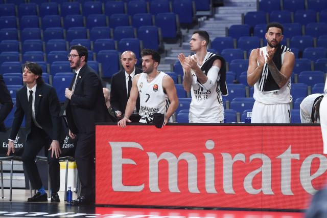 (260109) -- MADRID, Jan. 9, 2026 (Xinhua) -- Real Madrid's players celebrate during the Euroleague basket game between Real Madrid and Maccabi Rapyd Tel Aviv, at Movistar Arena, in Madrid, Spain, on Jan. 8, 2026. (Photo by Gustavo Valiente/Xinhua)