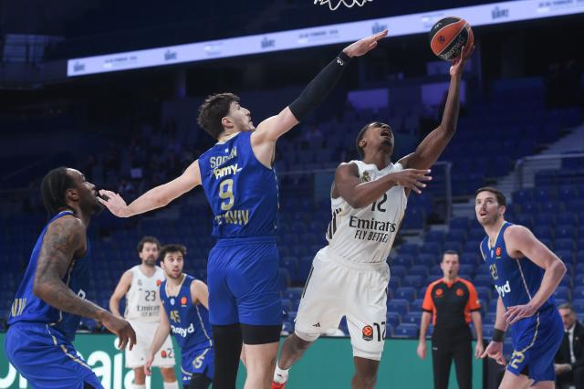 (260109) -- MADRID, Jan. 9, 2026 (Xinhua) -- Real Madrid's Theo Maledon (R) vies with Maccabi Rapyd Tel Aviv's Roman Sorkin during the Euroleague basket game between Real Madrid and Maccabi Rapyd Tel Aviv, at Movistar Arena, in Madrid, Spain, on Jan. 8, 2026. (Photo by Gustavo Valiente/Xinhua)