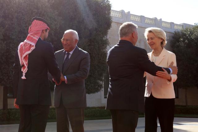 (260109) -- AMMAN, Jan. 9, 2026 (Xinhua) -- Jordan's King Abdullah II (2nd R) welcomes European Council President Antonio Costa (2nd L) and European Commission President Ursula von der Leyen (1st R) at Al Husseiniya Palace in Amman, Jordan, Jan. 8, 2026.
  Jordan and the European Union (EU) issued a joint statement on Thursday following the first Jordan-EU Summit held here, in which they urged scaled-up humanitarian access to Gaza and reiterated support for the two-state solution. (Photo by Mohammad Abu Ghosh/Xinhua)