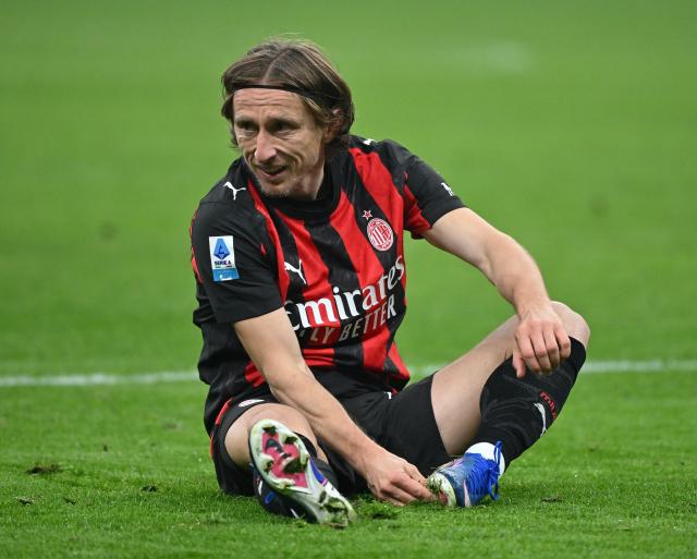 (260109) -- MILAN, Jan. 9, 2026 (Xinhua) -- AC Milan's Luka Modric reacts during a Serie A football match between AC Milan and Genoa in Milan, Italy, Jan.8, 2026. (Photo by Alberto Lingria/Xinhua)