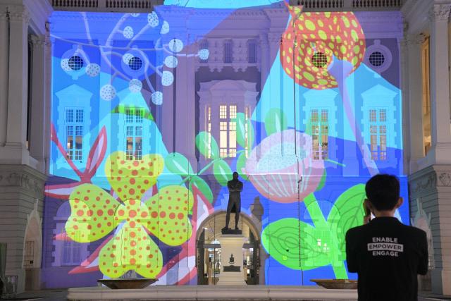 (260109) -- SINGAPORE, Jan. 9, 2026 (Xinhua) -- A light projection is presented during a media preview of the Light to Night Singapore held in Singapore's Civic District on Jan. 7, 2026.
  The festival will run until Jan. 31. (Photo by Then Chih Wey/Xinhua)