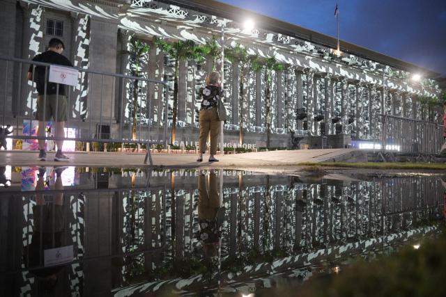 (260109) -- SINGAPORE, Jan. 9, 2026 (Xinhua) -- A light projection is presented during a media preview of the Light to Night Singapore held in Singapore's Civic District on Jan. 7, 2026.
  The festival will run until Jan. 31. (Photo by Then Chih Wey/Xinhua)