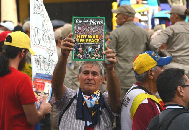 (260109) -- BEIJING, Jan. 9, 2026 (Xinhua) -- People participate in a rally in Caracas, Venezuela on Jan. 7, 2026.
  A demonstration was held in the Venezuelan capital of Caracas on Wednesday, in which participants advocated the defense of national sovereignty and demanded that the U.S. government release Venezuelan President Nicolas Maduro and his wife. (Xinhua/Ding Hongfa)