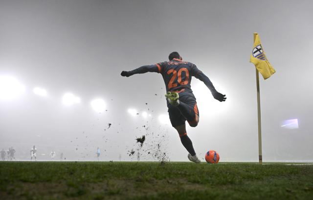(260109) -- BEIJING, Jan. 9, 2026 (Xinhua) -- Inter Milan's Hakan Calhanoglu kicks a corner during a Serie A football match between Parma and Inter Milan in Parma, Italy, Jan. 7, 2026. (Photo by Alberto Lingria/Xinhua)