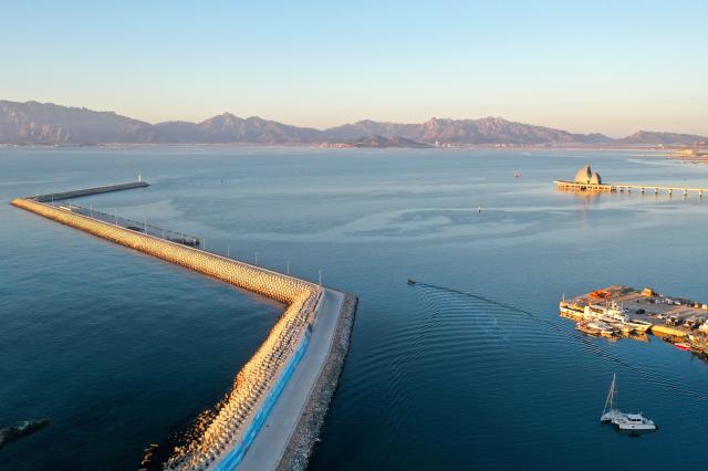 (260109) -- BEIJING, Jan. 9, 2026 (Xinhua) -- An aerial drone photo taken on Jan. 8, 2026 shows a view of the northern home port of Meng Xiang, China's first domestically designed and built deep-ocean drilling vessel, at Aoshan Bay in Qingdao, east China's Shandong Province.
  The northern home port of the deep-ocean drilling vessel Meng Xiang has been officially put into use in Aoshan Bay of Qingdao recently. (Photo by Liang Xiaopeng/Xinhua)