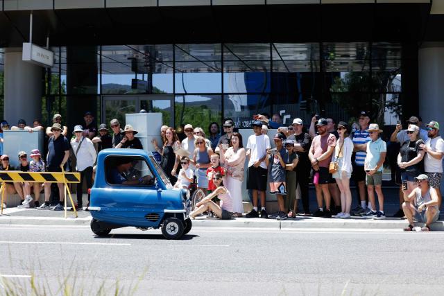 (260109) -- BEIJING, Jan. 9, 2026 (Xinhua) -- A car participates in the city cruise during the Summernats car festival in Canberra, Australia, Jan. 8, 2026. (Photo by Chu Chen/Xinhua)